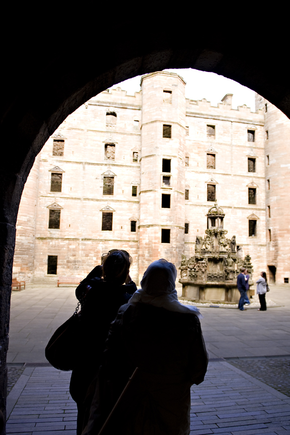 S5 Linlithgow Palace courtyard