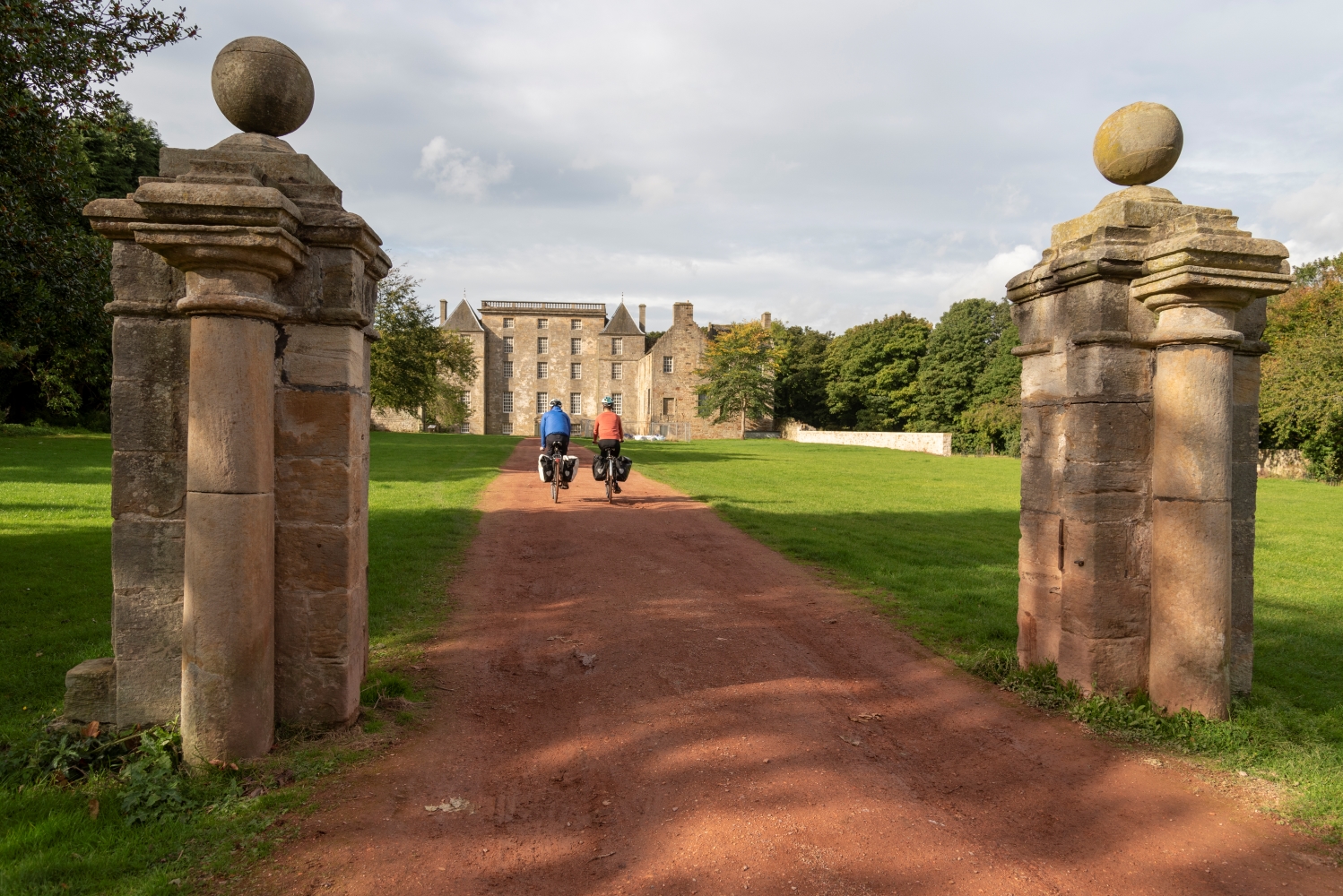 S6 Kinneil House cyclists