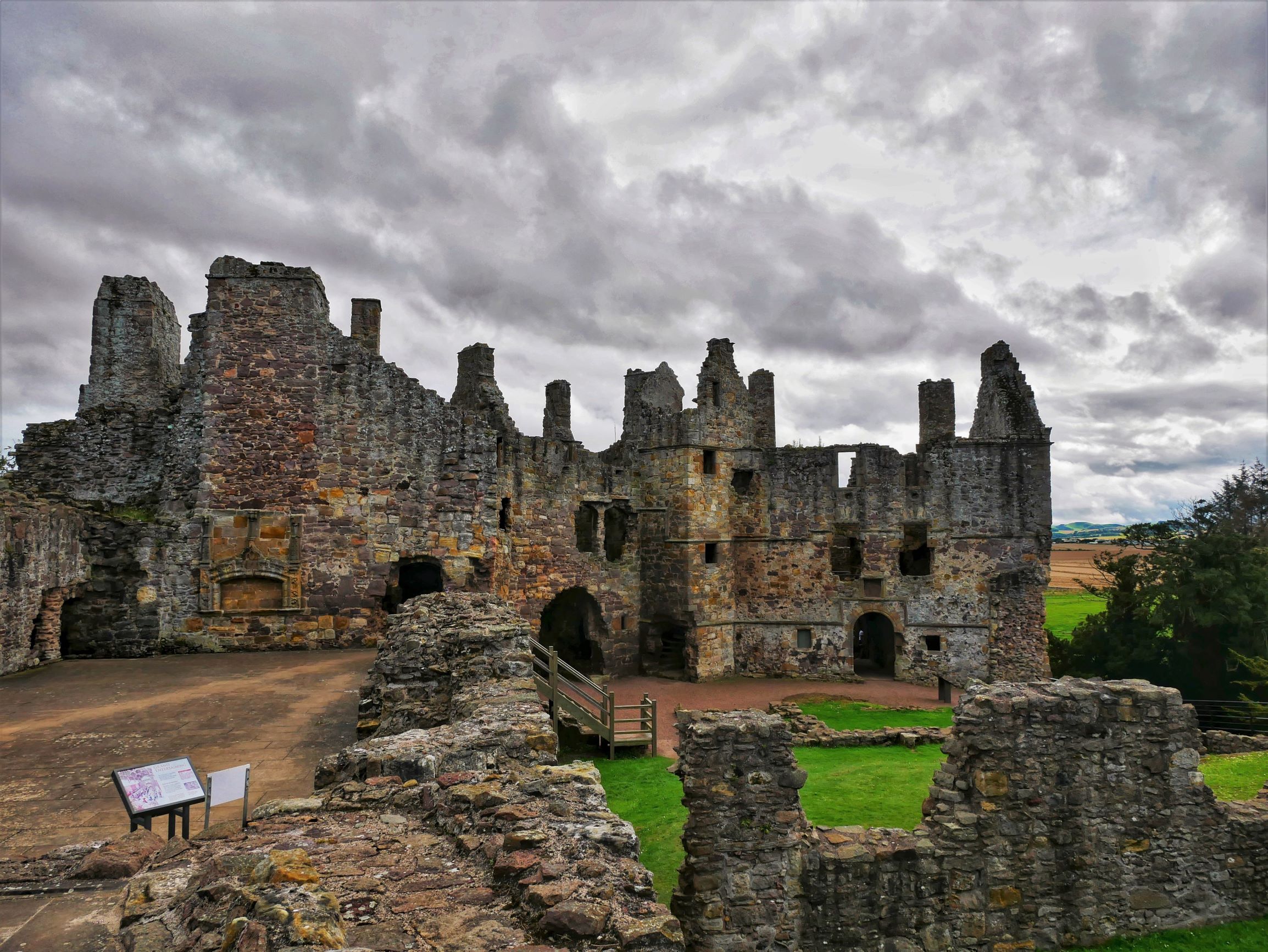 S9 Dirleton castle 1